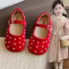 Sapatos de Couro para Meninas 2026 Outono Novo Sapatos de Princesa com Pérolas Solado Macio Antiderrapante para Crianças Médias e Grandes Mocassins Versáteis