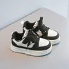 Zapatos blancos nuevos para niños con bloques de color suela gruesa antideslizantes casuales versátiles velcro mágico zapatillas deportivas sencillas para niñas unisex