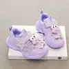 Zapatos Deportivos para Niñas 2025 Primavera Nuevos Dibujos Animados Niños Pequeños, Medianos y Grandes Velcro Niños Zapatos de Papá Estilosos Suela Suave