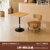 Juego de mesa y sillas casual, una mesa y dos sillas, juego de tres piezas, sillón individual pequeño para balcón, adecuado para casa de huéspedes y hotel, en estilo madera natural