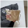 Bolsa de Ombro Única com Relevo Retrô Feminina 2024 Nova Primavera Elegante Bolsa de Ombro Único com Corrente Bolsa Transversal Simples e Fashion