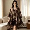 Bufanda de otoño e invierno versátil a cuadros para mujer, chal de viaje, imitación cachemir, estilo étnico de comercio exterior europeo y americano, capa gruesa con abertura