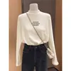 Camiseta interior blanca engrosada para mujer con hombros rectos, tejido de terciopelo alemán cepillado, cuello semi-alto, manga larga, adecuada para usar en otoño