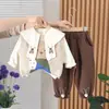 Traje de Primavera para Niñas Estilo Coreano Nueva Llegada Moda Vestido de Primavera para Bebé Chaleco de Oso Conejo para Bebé Conjunto de Tres Piezas de Manga Larga