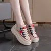 Comércio exterior transfronteiriço verão novo modelo ins versão coreana tênis brancos vazados para mulheres, sola grossa versátil casual respirável sapatos de pai