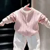 Ropa infantil coreana 2026 colección otoño/invierno nueva: conjunto de suéter rosa de punto trenzado, cárdigan de punto y pantalones casuales blancos para niños y niñas