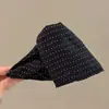 Presilha de Cabelo Triângulo para Mulheres, Grampo Suave de Cetim com Toque de Luxo, Acessório de Cabelo com Laço para Cabelo Grosso, Presilha de Tubarão para Cabelo, Novo Modelo 2026