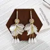 Elegantes Pendientes de Flor de Metal 3D de Alta Gama para Mujer Modernos de Alta Gama con Atmósfera Pendientes de Botón Diseño de Nicho Joyería para Orejas de Lujo Ligero