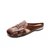 Pantuflas cerradas de cuero suave vintage versátiles de fondo plano para mujer, nuevo estilo de verano 2026, sandalias casuales tejidas a mano de suela suave
