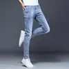 Jeans de alta gama azul claro para hombre, temporada primavera-verano, corte slim, nuevos 2026, versátiles, elásticos, casuales, pantalones largos