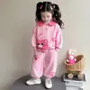 Conjunto de outono e inverno para meninas 2026 novo estilo infantil moda desenho animado forrado com fleece roupas de inverno doce e estiloso conjunto de duas peças para bebês meninas