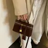 Bolso tipo caja retro de gamuza estilo Maillard para mujer, nueva colección otoño/invierno 2026, bolso de mano cuadrado pequeño versátil, bolso de hombro y bolso cruzado