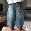 Jeans de Primavera y Otoño para Niños 2026 Nuevo Estilo Pantalones Curvos Guapos para Niño Pequeño Bebé Pantalones Sueltos de Otoño para Niños Modernos
