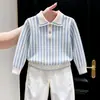 Ropa infantil coreana 2026 otoño e invierno nuevo suéter de punto de manga larga a rayas azules con cuello polo y pantalones rectos casuales para niños