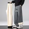 Pantalones Casuales de Lana de Cordero con Letras para Hombre Otoño e Invierno Nuevos de Moda de Felpa Engrosados Cálidos Cómodos Sueltos Largos