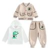 Traje de primavera y otoño para niños 2025, nuevo estilo extranjero, ropa de tres piezas para bebés, traje de béisbol de dibujos animados, tendencia