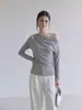 Elegante camiseta gris de estilo coreano para mujer, con hombros descubiertos y manga larga, nuevo diseño de otoño, pura y seductora, top ajustado de un solo hombro
