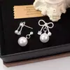 Un Pendiente de Lazo de Perlas Dos Vías Dulce y Elegante con un Diseño de Nicho y un Toque de Alta Gama, Presentado en un Estilo de Colgante Trasero