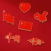 Broche Patriótico de Dia Nacional Insígnia Vermelha Estrela de Cinco Pontas Mapa da China Bandeira Vermelha Servir o Povo Alfinete Acessórios Comemorativo