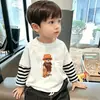 Camiseta de manga comprida para meninos, estilo primavera e outono, para crianças mais velhas, novo modelo 2026, algodão puro, respirável, camiseta base infantil casual de duas peças falsas