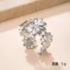 Joyería de Acero de Titanio de Moda Diseño Versátil Anillo de Flor Prensada en Aceite Resistente al Color Lujo Ligero Sensación de Alta Gama Anillo Abierto Ajustable