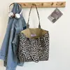 Bolsa de tela con estampado de leopardo de gran capacidad Bolso de hombro de moda europea y americana para mujer Bolso de mano para estudiante universitario Bolso tote Transfronterizo