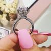 Anel de Zircônia em Formato de Flor com Toque de Luxo Leve e Alto Padrão, Joia Exquisite para Mulheres, Design de Nicho, Atacado Transfronteiriço R6122