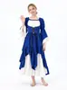 Vestido estilo corte vintage com cintura marcada e detalhe de amarração, apresentando mangas sino em camadas assimétricas, perfeito para apresentações de palco