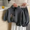 Novo Conjunto de Inverno Infantil com Forro de Fleece, Moletom com Capuz de Desenho Animado, Calça de Moletom Grossa, Estilo Coreano, Unissex para Meninos e Meninas