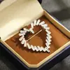Broche de coração de diamante vazado, pino em T de zircônia de luxo leve, disponível em dourado e prateado, adequado para ternos, casacos e vestidos de noite, elegante para mulheres