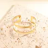 Pulsera abierta de metal cruzada popular dorada de lujo ligero, pulsera de alta gama con personalidad, moda, joyería de mano, pulsera para mujer, personalizada
