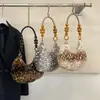 Bolso de mano de cuentas de madera y felpa, nuevo de otoño e invierno, de alta estética, de moda, versátil, bolso peludo para mujer, bolso lindo
