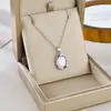 Nuevo producto transfronterizo: Cadena de clavícula elegante y versátil de lujo ligero con incrustaciones de microdiamantes, collar de acero de titanio, accesorio de joyería que no se decolora