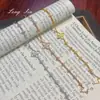 Pulsera de la suerte de cuatro hojas hueca estilo francés, lujo ligero con un diseño de alta gama, joyería versátil de trébol de cuatro hojas de nicho