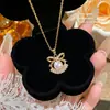 Colar europeu e americano estilo francês com laço de pérolas artificiais para mulheres, simples e elegante, com corrente de clavícula losangular em forma de diamante, design fresco e delicado