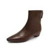 Botas curtas, bico fino, caimento justo para outono e inverno, botas da moda, botas curtas de sola reta 2026, novas botas femininas, botas femininas de salto baixo