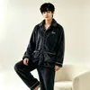 Cardigan simple de color oscuro para pijama de hombre, corte holgado, talla grande, conjunto cálido de dos piezas para casa, suministro directo de fábrica (Porcelana)