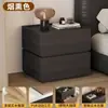 Mesa de Noche Moderna Minimalista de Madera Maciza 2026 Modelo Nuevo Dormitorio Hogar Apartamento Pequeño Textura Ligera Gabinete de Almacenamiento de Mesita de Noche