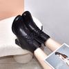 Botas de couro femininas 2023 outono e inverno bico redondo com cadarço estilo europeu e americano botas curtas dois tipos de botas de motocicleta de altura Botas de cavaleiro botas da moda