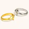 Moda Cruzada Europeia e Americana Elegante Estilosa Criativa Joia de Mão Anel de Aço Inoxidável Banhado a Ouro 18K Ponto Diamante Estrela de Quatro Pontas Feminino Nicho