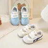 Zapatillas versátiles de estilo coreano para niños, nueva colección primavera/otoño 2026, zapatillas de entrenamiento alemanas de suela blanda para niñas, adecuadas para uso en exteriores, y también conocidas como zapatillas "Forrest Gump"