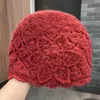 Touca de Crochê Flor Artesanal para Mulheres, Chapéu de Lã com Ponto Aberto Artístico para Afinar o Rosto, Chapéu Slouchy Quente Retrô para Outono e Inverno