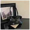 Nova bolsa de ombro retro em couro oleado para comércio exterior para mulheres, bolsa tote estilosa e moderna com alta capacidade, design de nicho popular