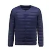 Jaqueta Leve de Penas Pinghu Nova Masculina Sem Gola Moda Quente Forro de Penas de Pato Branco Tamanho Grande Gola Redonda Jaqueta Fina Moderna