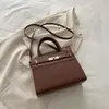 Elegante y a la moda, bolso nuevo de otoño 2026, simple y chic, con un diseño cuadrado retro, adecuado como bolso de hombro o bolso cruzado para mujer