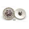 Cárdigan de Punto de Plástico Estilo Chanel Electroplateado con Botones Redondos de Diamante Texturizado Blanco, Botones de Perla y Adornos de Camelia
