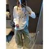 Además, el nuevo modelo de otoño presenta un diseño con cordón, estampado de letras desgastadas, cuello redondo y camiseta holgada de manga larga MQ1617