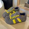 Tênis femininos 2026 novos casuais respiráveis para corrida leves versáteis estudante estilo Forrest Gump tênis de treino sapatos brancos