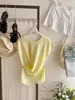 Blusa de tricô suave estilo francês-coreano para mulheres com design cruzado de botões laterais, acinturada, modeladora, top assimétrico para o início do verão