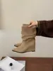 Botas Chuyuji de salto anabela com bico fino e plissado empilhado estilo francês para mulheres, nova coleção outono e inverno 2026, botas curtas elegantes e que afinam a silhueta